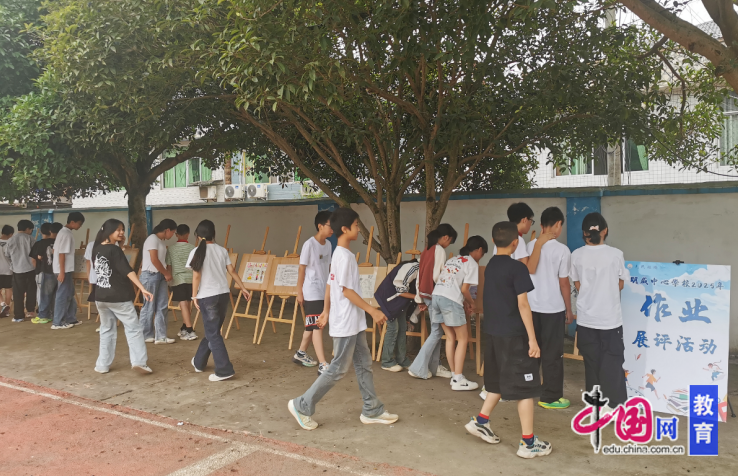 展优秀成果促共同成长 宜宾翠屏明威中心校开展学生作业展评活动